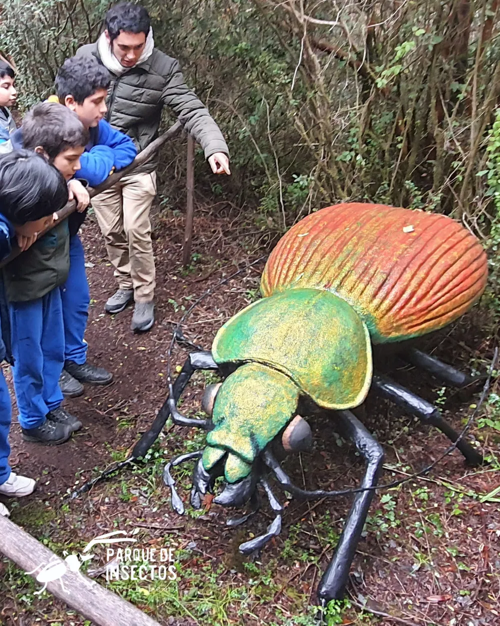 Grupo escolar junto a una maqueta gigante
